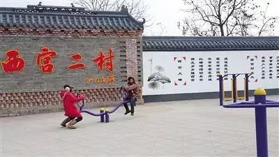 乡村广场见闻：热闹景象、质朴人情交织的生活画卷